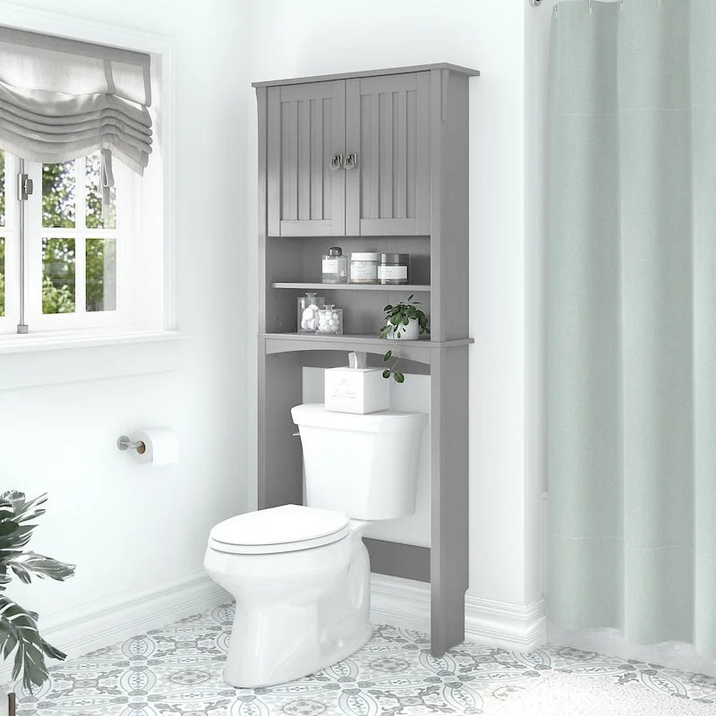 Aufbewahrungsschrank über der Toilette mit offenen und geschlossenen Regalfächern