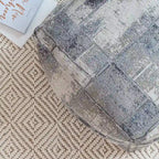 Pouf carré gris et ivoire de 22 pouces