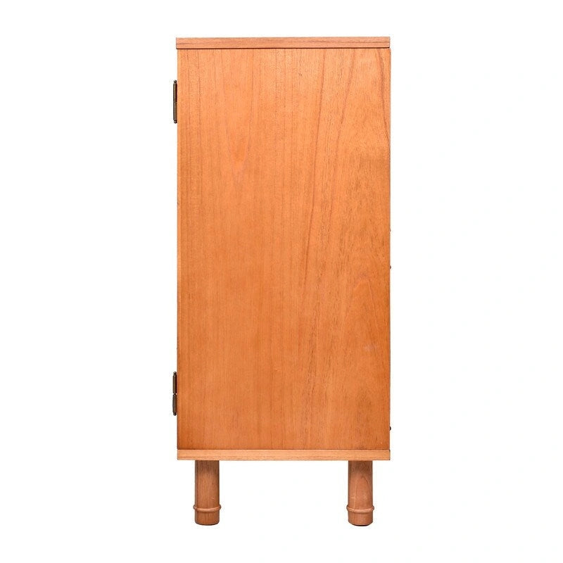 Hellblonder Schrank mit 3 Türen und Rattanpaneelen