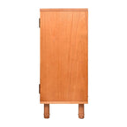 Hellblonder Schrank mit 3 Türen und Rattanpaneelen