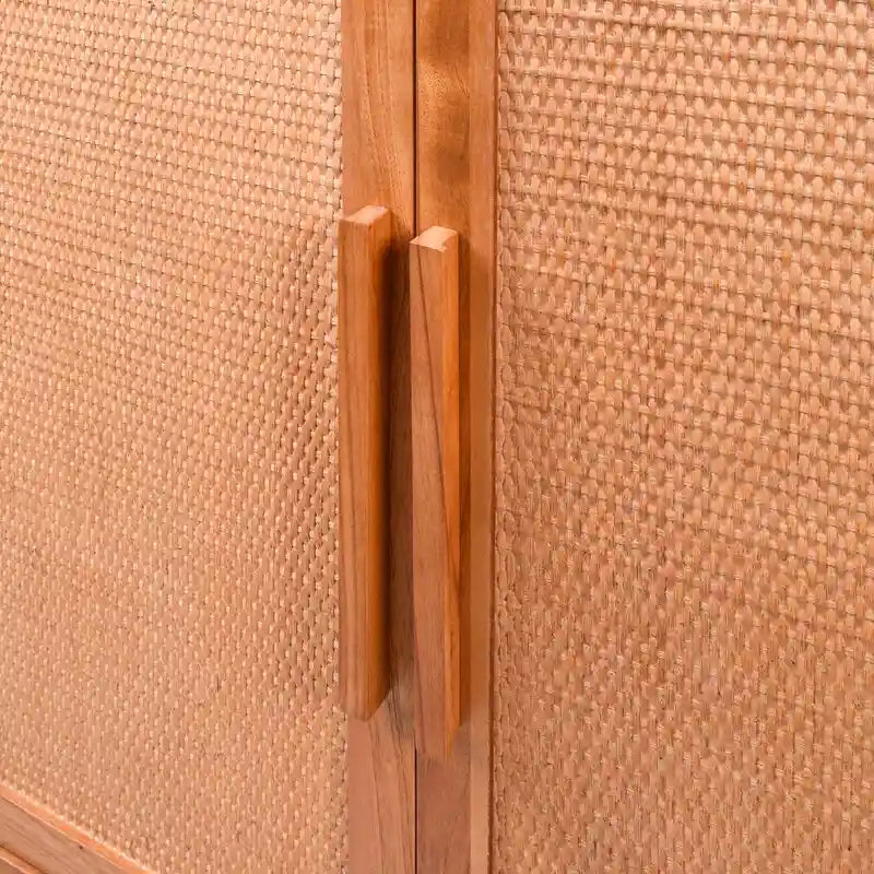 Hellblonder Schrank mit 3 Türen und Rattanpaneelen