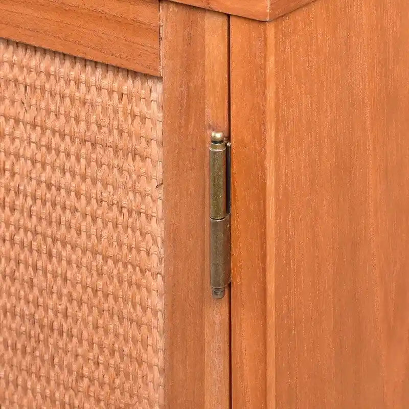 Hellblonder Schrank mit 3 Türen und Rattanpaneelen
